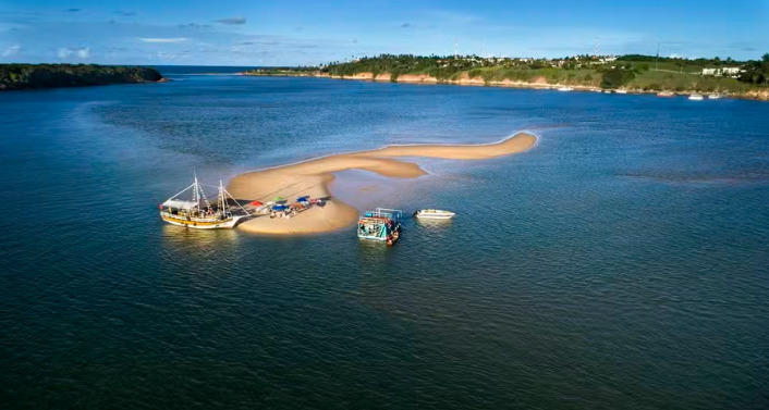 Um dos destinos turísticos mais emblemáticos do Brasil, a Praia de Pipa, no litoral do Rio Grande do Norte, agora contará com normas mais rigorosas para a realização de passeios de barco.