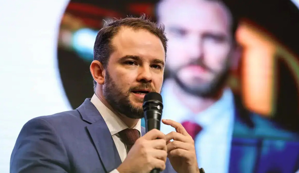 A proposta foi anunciada nesta terça-feira (24) pelo ministro da Fazenda, Dario Durigan, como uma alternativa emergencial para reduzir o impacto no preço final ao consumidor.