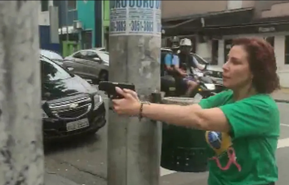 Episódio com arma em 2022: Zambelli perseguiu um homem armada em via pública, em São Paulo, na véspera do segundo turno das eleições presidenciais.