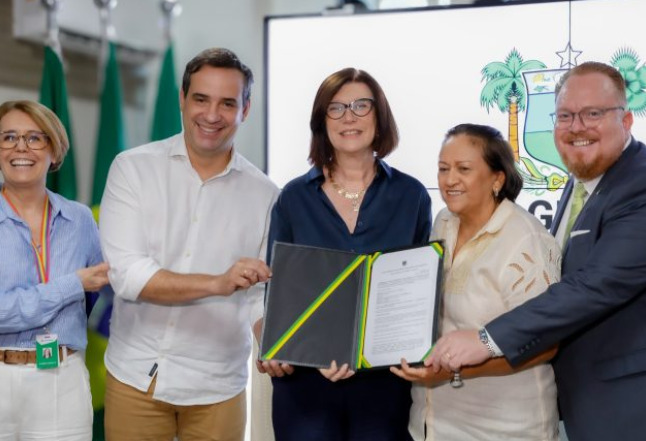 Nesta quinta-feira (26), a governadora Fátima Bezerra recebeu a presidente da Petrobras, Magda Chambriard, que oficializou a renovação da licença de operação para o projeto Mãe de Ouro.