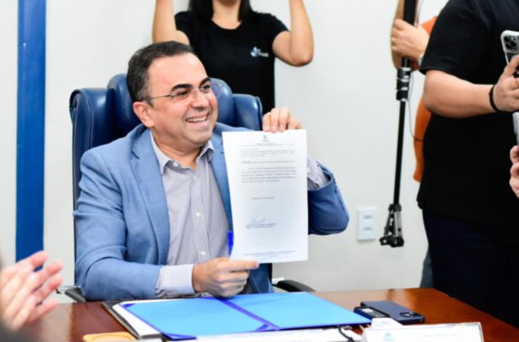 Com a renúncia efetivada, o vice-prefeito Marcos Medeiros (Republicanos) assume a chefia do Executivo municipal.