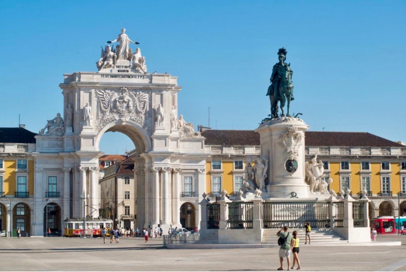 Segundo os autos, os clientes adquiriram, no primeiro semestre de 2023, um pacote turístico com destino a Portugal e Santiago de Compostela, com foco em turismo religioso.