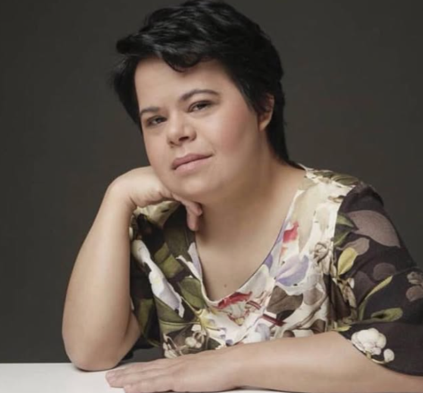 Débora de Araújo Seabra de Moura nasceu no dia 15 de julho de 1981, em Natal. É professora e escritora brasileira, reconhecida como a primeira professora com síndrome de Down do Brasil e da América Latina. Atua como defensora da inclusão de pessoas com deficiência