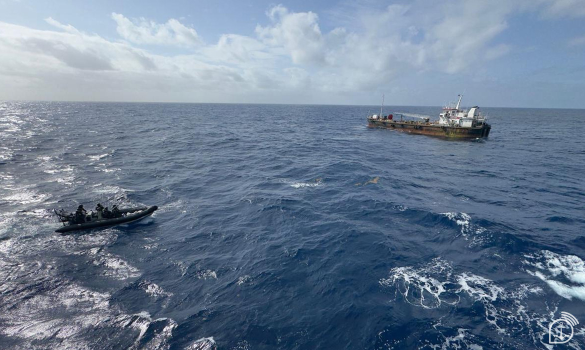 Marinha do Brasil entrega mantimentos à tripulação do NT “NW AIDARA" – Imagem: Marinha do Brasil