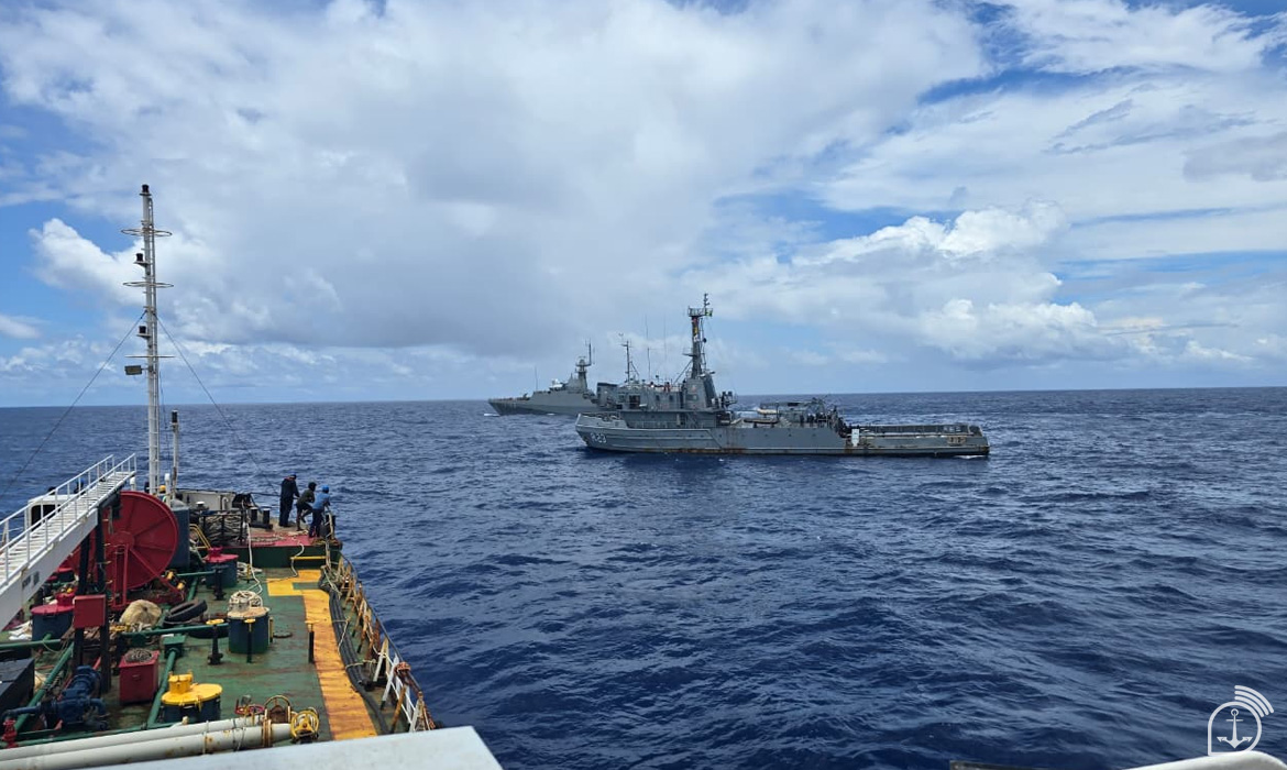 Chegada do Navio Rebocador de Alto-Mar “Triunfo” próximo ao NT “NW AIDARA” – Foto da tripulação do NT “NW AIDARA”