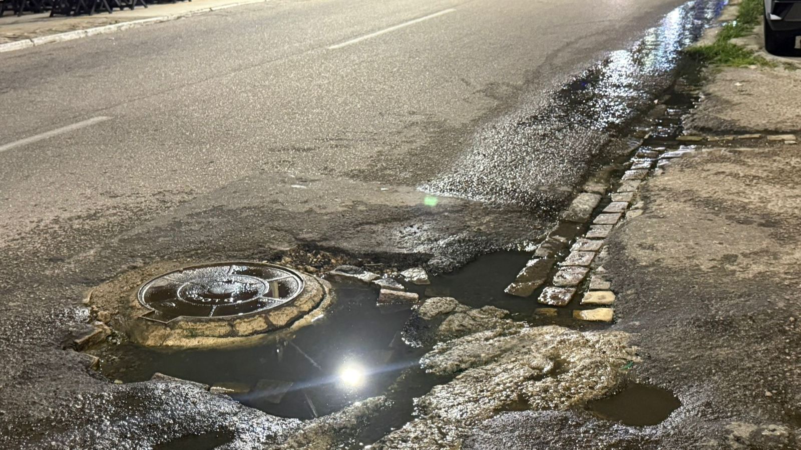O cenário de abandono por parte do poder público contrasta com as fachadas modernas das novas lojas.