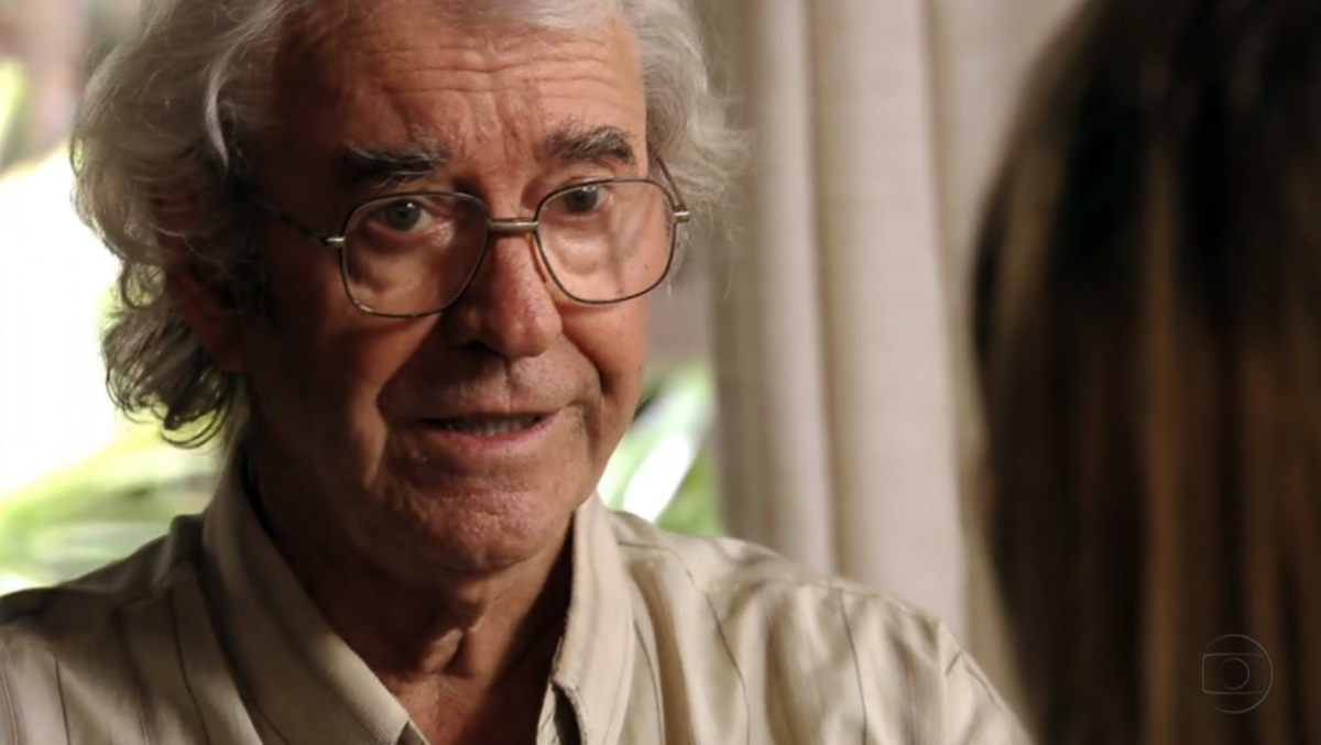 Juca Oliveira interpretando Santiago na novela Avenida Brasil