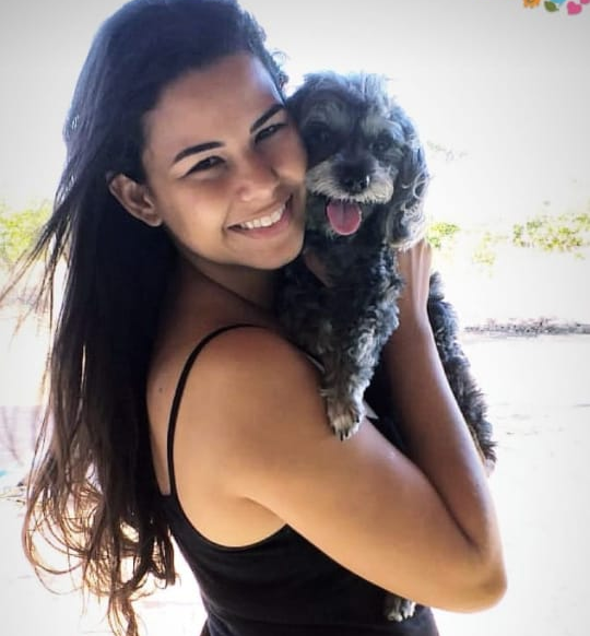 Zaira Cruz, com o pequeno cão 