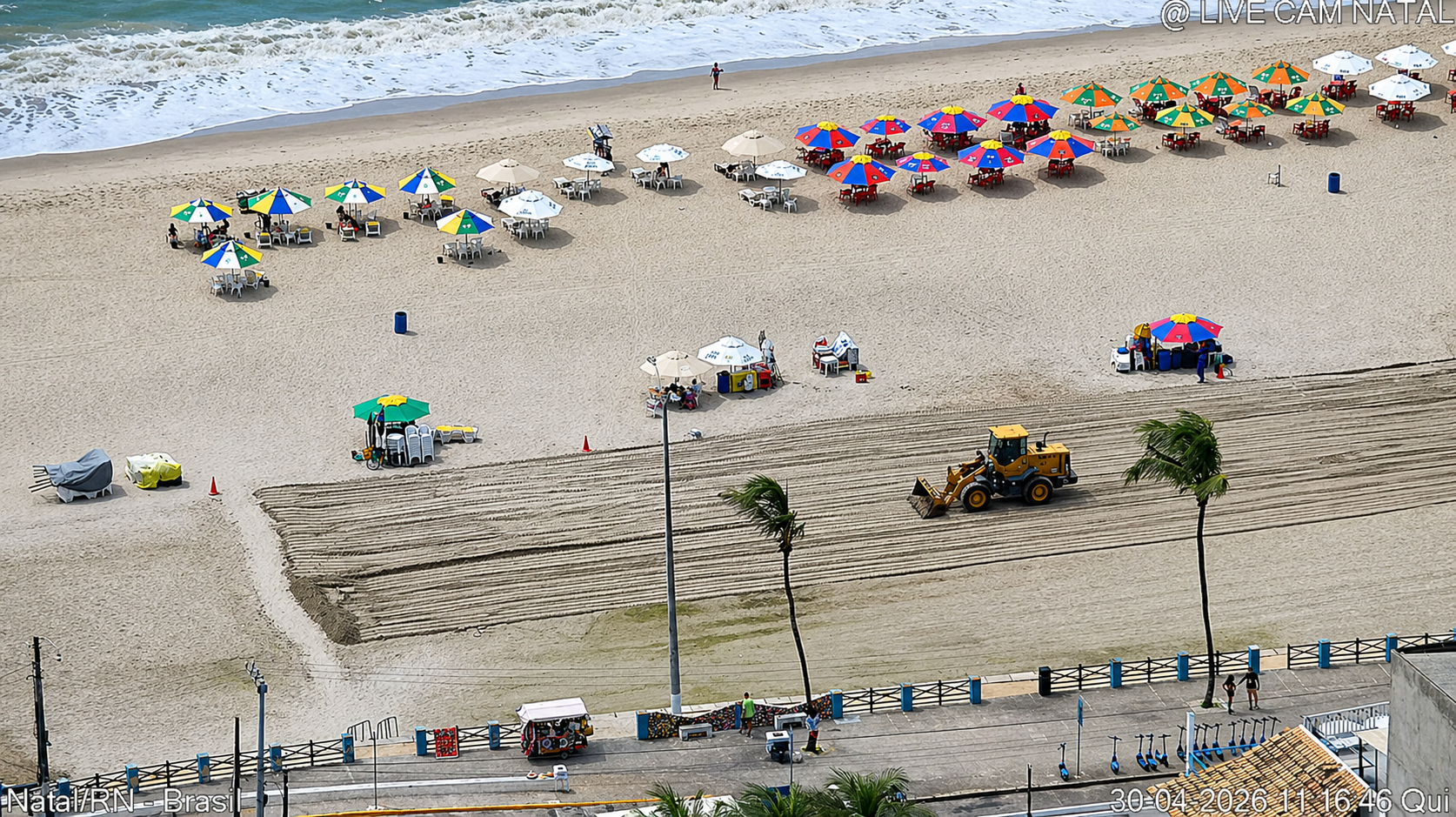 Imagens gravadas pelo perfil Live Cam Natal, na quinta-feira passada, dia 30, mostram que os trabalhos seguem na praia para diminuir os espelhos d'água que se formam na faixa de areia 