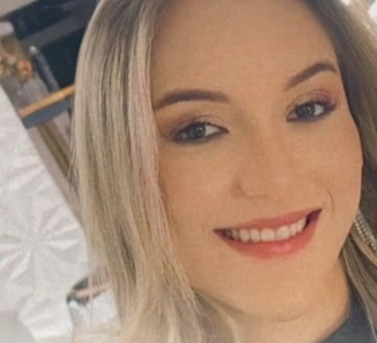 A jovem foi atingida várias vezes e morreu ainda no local, antes de receber qualquer tipo de socorro.