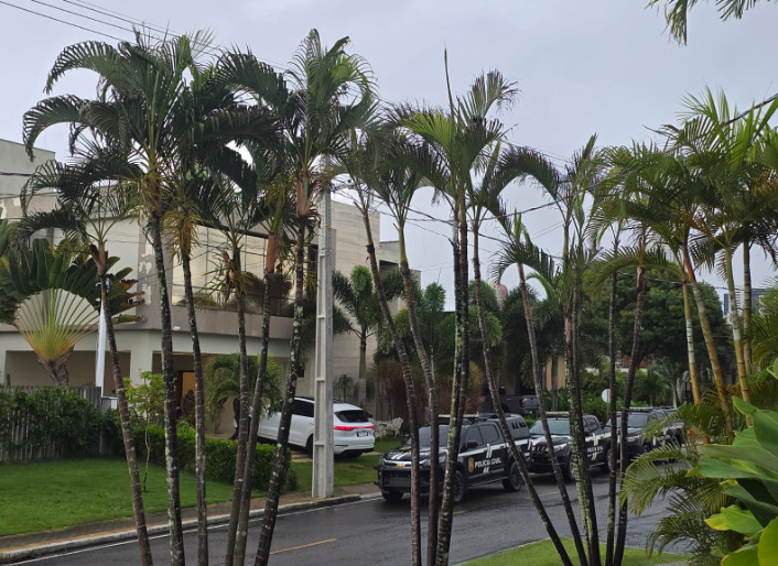 Uma operação da Polícia Civil movimentou um condomínio de alto padrão em Ponta Negra, na zona Sul de Natal, nas primeiras horas da manhã desta terça-feira (7).