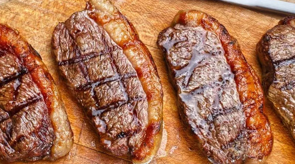 Segundo o TasteAtlas, a combinação entre a camada de gordura característica e o modo de preparo direto é o que torna a picanha um prato admirado em diferentes países.