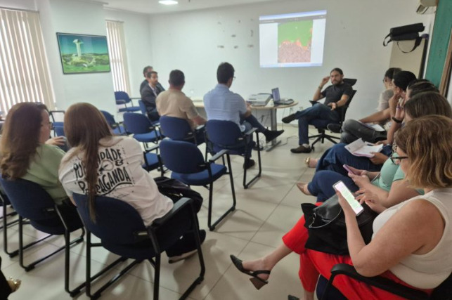 O encontro foi liderado pela Secretaria de Meio Ambiente e Urbanismo (Semurb) e contou com a participação de áreas diretamente envolvidas na gestão territorial e social, como habitação, assistência social e infraestrutura.