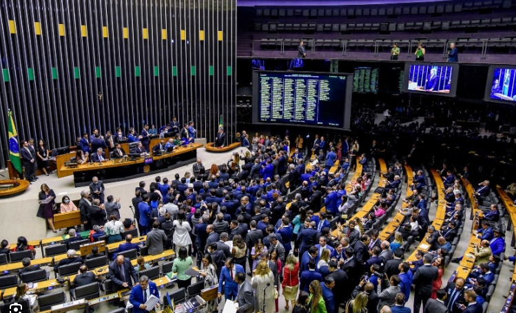 Enquanto as fiscalizações avançam nos estados, a Câmara dos Deputados aprovou um projeto de lei que aumenta o rigor das punições para irregularidades no setor de combustíveis. A proposta segue agora para análise do Senado.