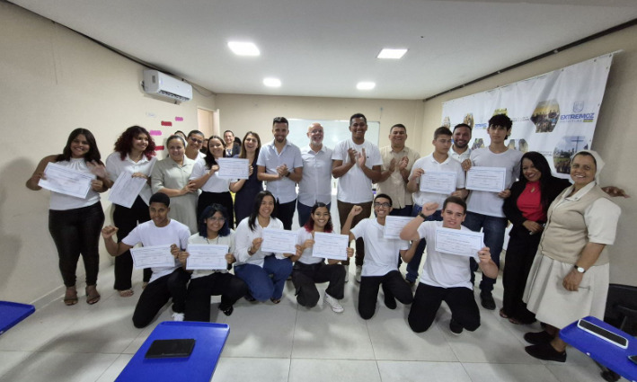 Durante o ciclo formativo, os alunos participaram de cursos profissionalizantes e atividades educativas que reforçam competências técnicas e socioemocionais.