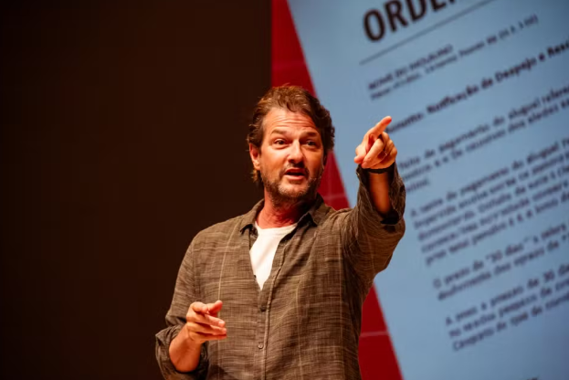 "Terapia" é um monólogo cômico estrelado e escrito por Marcelo Serrado, que aborda saúde mental, ansiedade e burnout. Foto: Divulgação