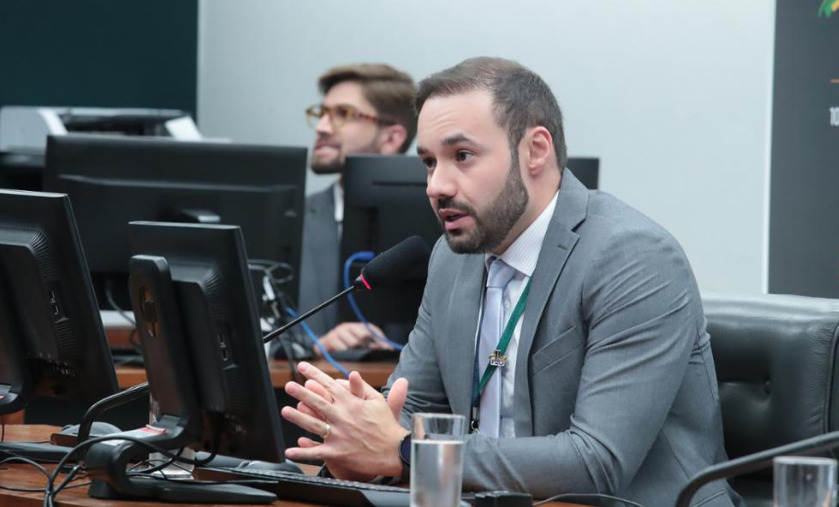Entre os casos identificados, o diretor-geral da Câmara, Guilherme Barbosa Brandão, recebeu R$ 22.931,04 apenas em horas extras em março de 2026.