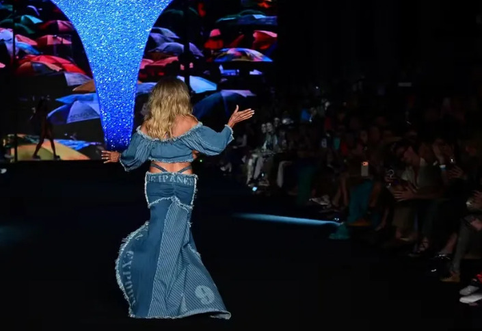 Helô surgiu com um visual all jeans, combinando saia longa e top, deixando a barriga à mostra e apostando em um detalhe de fio-dental que chamou atenção do público.