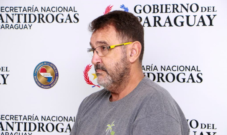 Segundo as autoridades paraguaias, tanto a esposa quanto a filha desconheciam completamente o passado dele.