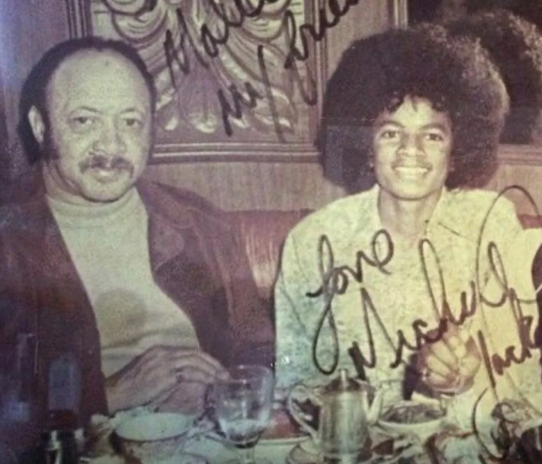 Ainda jovem, Michael frequentemente corria para os braços de Bray ao sair do palco, buscando proteção em meio à multidão.