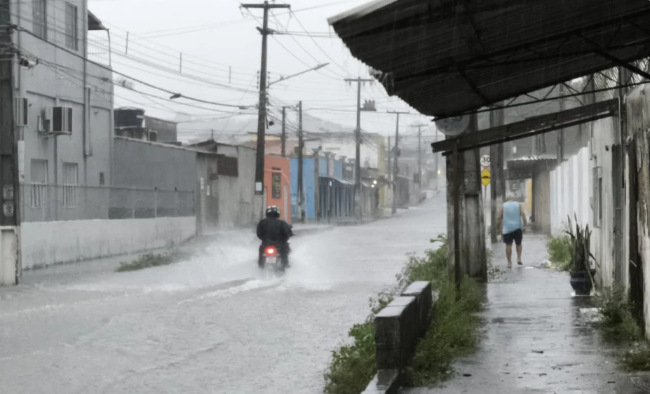 De acordo com o levantamento, cerca de 120 milímetros de precipitação caíram entre a manhã de quinta-feira (23) e a manhã desta sexta-feira (24), praticamente alcançando o esperado para todo o mês de abril.