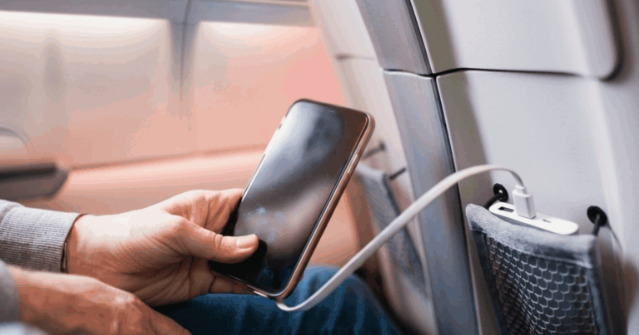 A Agência Nacional de Aviação Civil atualizou as regras para transporte de powerbanks em voos e endureceu exigências por motivos de segurança.
