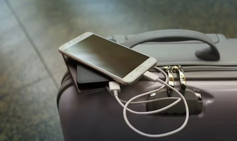 Powerbanks só podem ser levados na bagagem de mão.