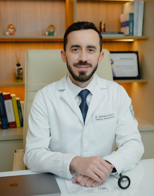 Com atuação voltada para doenças genéticas e casos complexos, Matheus Castro integra o corpo clínico do DNA Center e realiza atendimentos em genética médica, aconselhamento genético e consultorias especializadas.