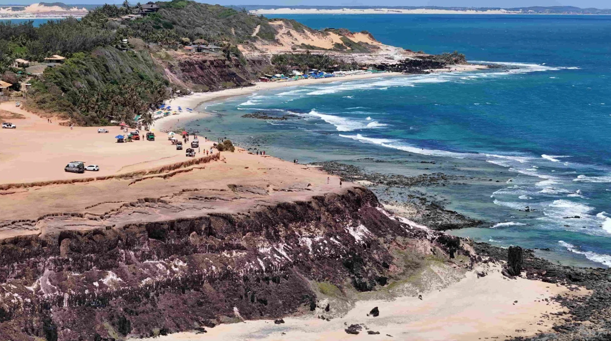 Conhecida pelas águas cristalinas, falésias e pelo turismo de natureza, a Praia do Madeiro é um dos principais cartões-postais do Rio Grande do Norte e recebe visitantes do Brasil e do exterior ao longo de todo o ano.