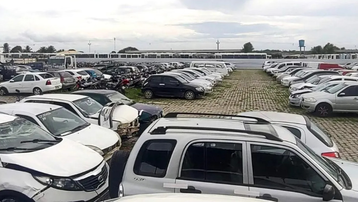 Ao todo, estão disponíveis 100 lotes, sendo 61 veículos e 39 sucatas, em uma disputa realizada exclusivamente pela internet.