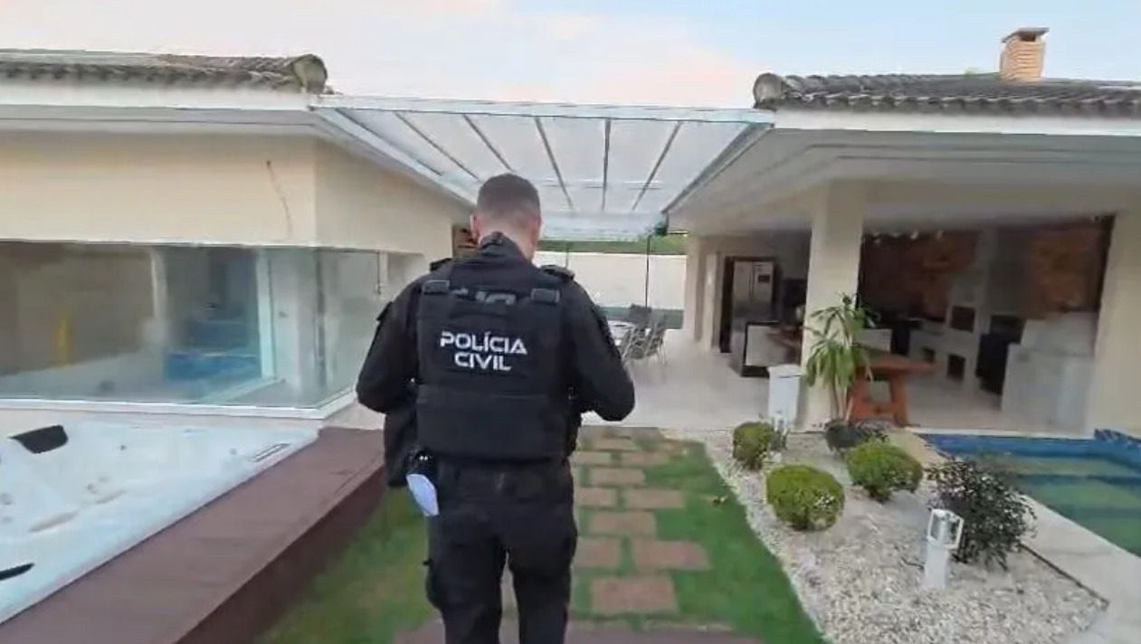 A polícia afirma ter identificado movimentações incompatíveis com os rendimentos declarados dos investigados, o que reforçaria indícios de lavagem de dinheiro e ocultação de ativos.
