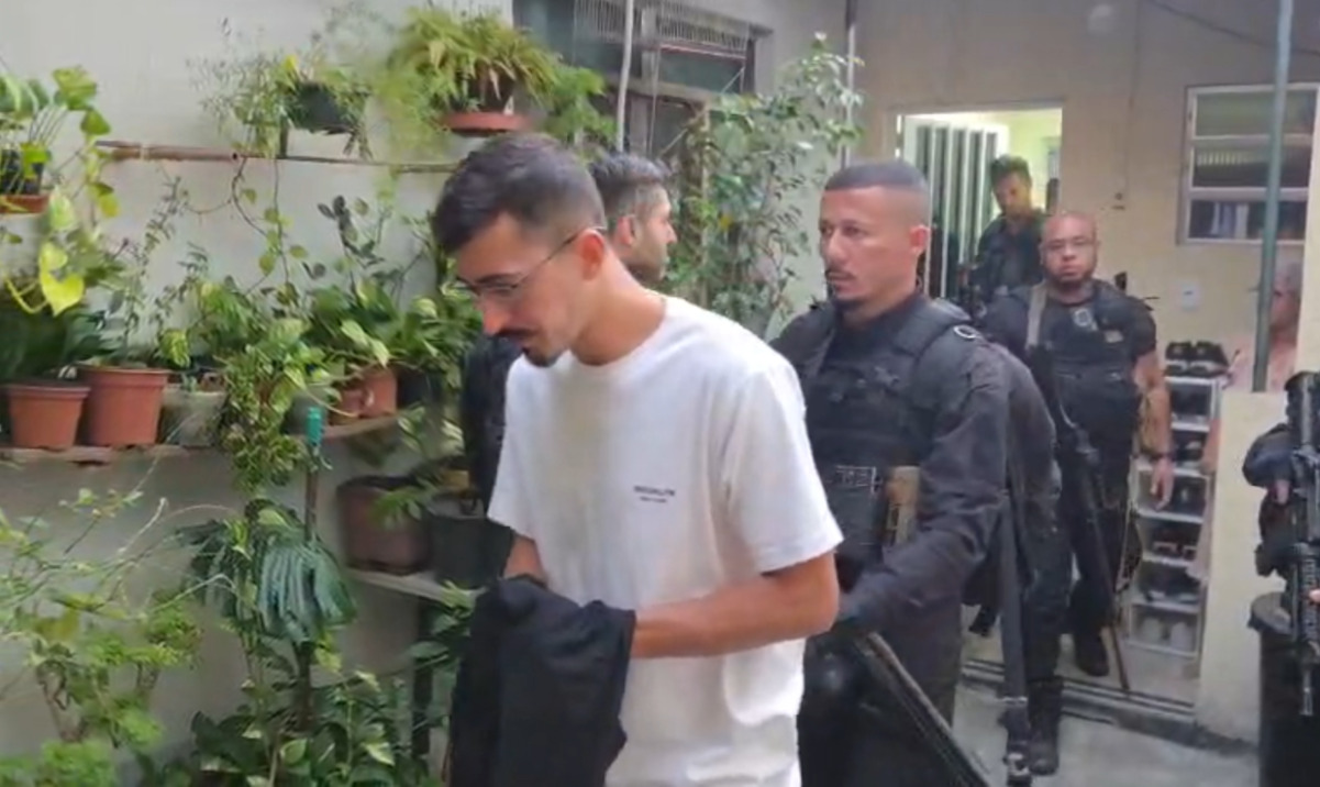 Um homem identificado como Carlos Alexandre Martins da Silva foi preso. Segundo a polícia, ele seria operador financeiro ligado à mãe do artista e teria papel relevante na movimentação dos recursos investigados.
