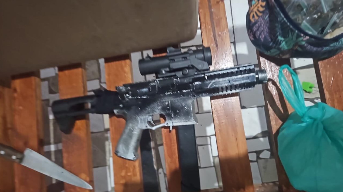 Entre os crimes investigados estão tráfico de drogas, associação para o tráfico e posse ilegal de armas de fogo.