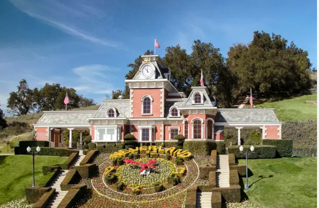 O nome escolhido não foi simbólico no sentido abstrato. Foi literal: Neverland, inspirado na Terra do Nunca de Peter Pan.