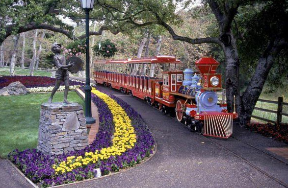 Sistema ferroviário próprio (Neverland Valley Railroad) era uma das atrações de Neverland.