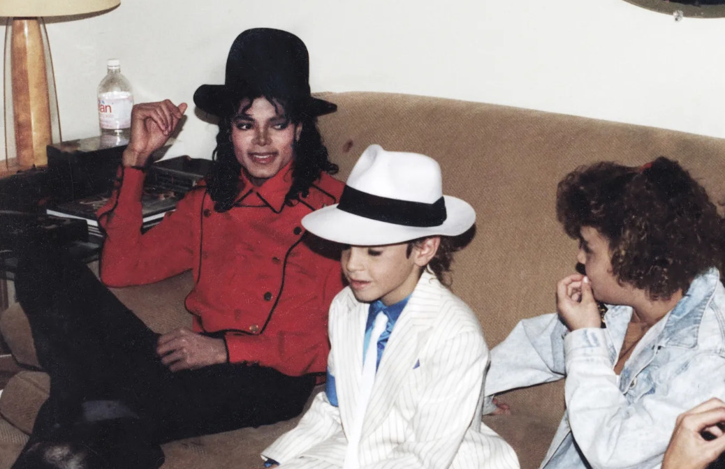 O rancho foi alvo de buscas policiais e associado a acusações de pedofilia que marcaram profundamente a imagem pública de Michael Jackson.