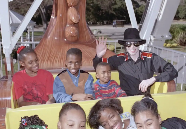 O rancho foi alvo de buscas policiais e associado a acusações de pedofilia que marcaram profundamente a imagem pública de Michael Jackson.