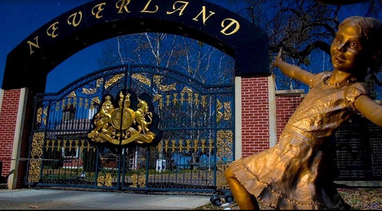 A ausência de Neverland Ranch, no entanto, está longe de ser um esquecimento. Trata-se de uma decisão narrativa com peso estratégico.