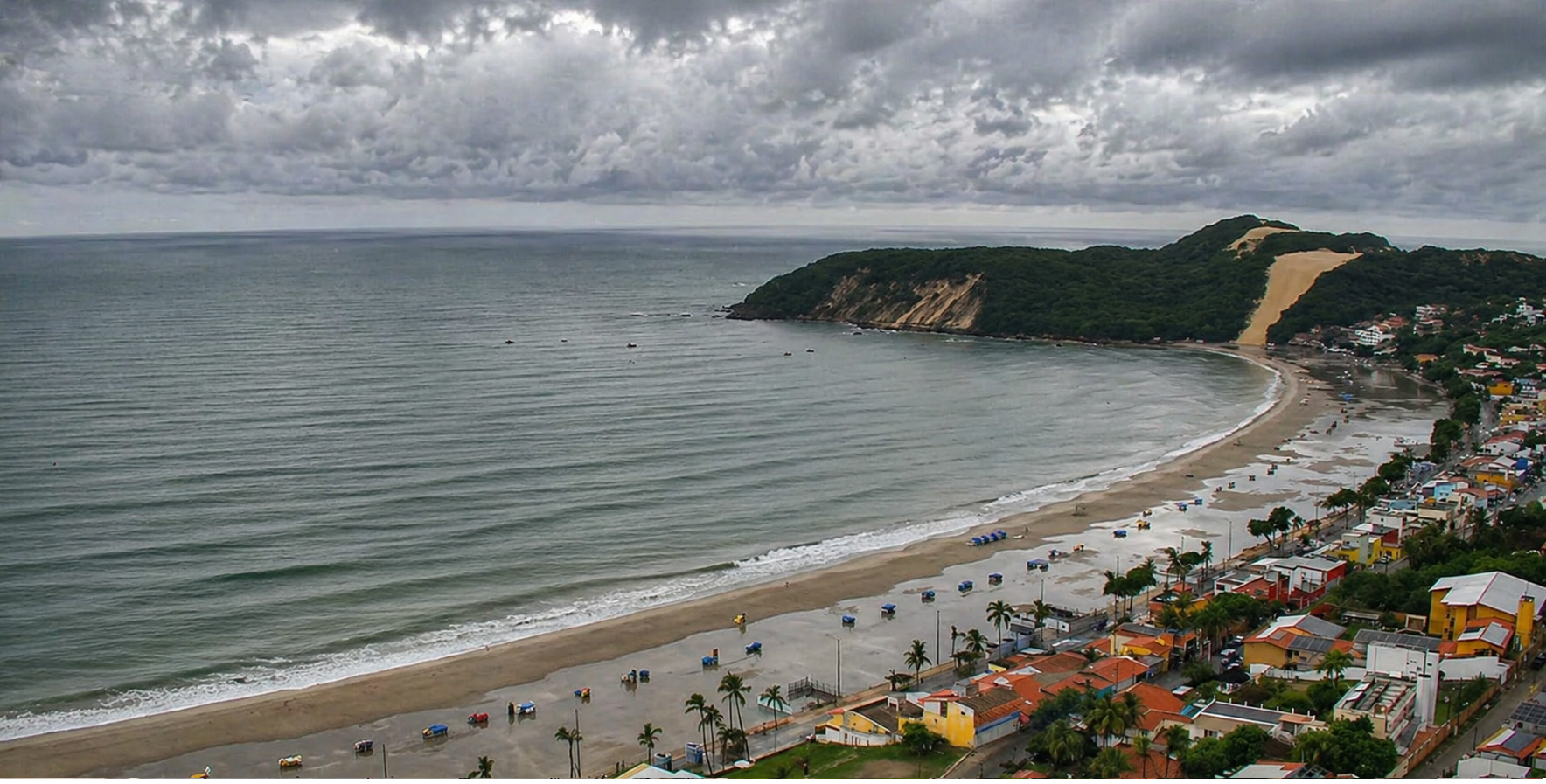 Praia de Ponta Negra após chuvas, com trecho da faixa de areia com espelho d'água / Foto: @livecamnatal 