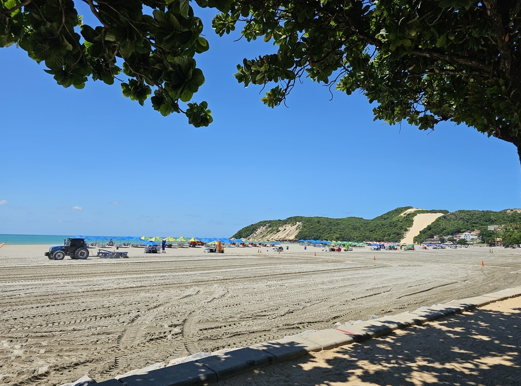 Limpeza dos rodolitos na engorda da praia de Ponta Negra / Foto: Semurb/Camile Mello