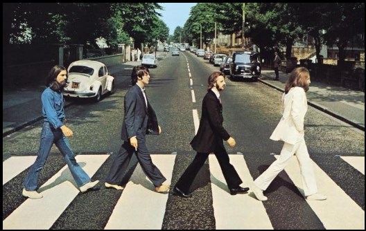 Na imagem original, aparecem John Lennon, Paul McCartney, George Harrison e Ringo Starr atravessando a rua em frente ao Abbey Road Studios.