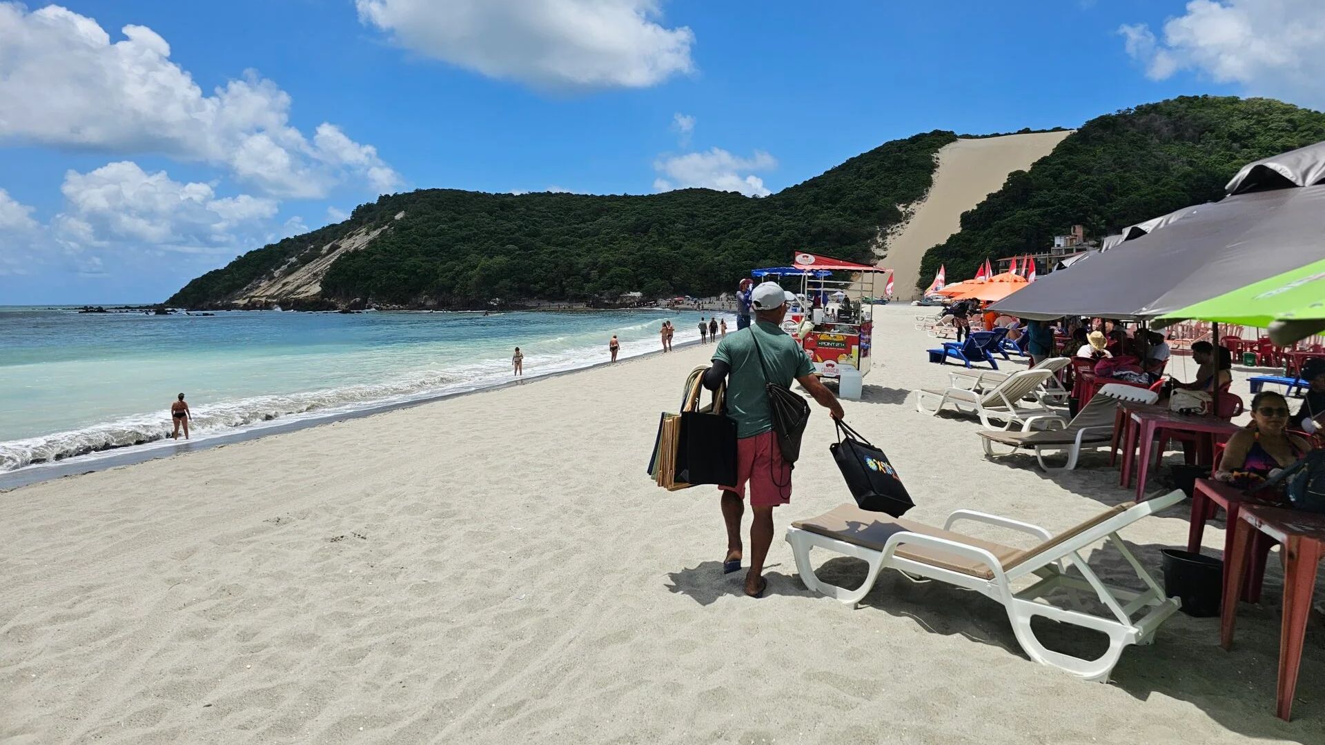 Praia de Ponta Negra é um dos principais cartões-postais de Natal / Foto: Camille Melo / SEMURB