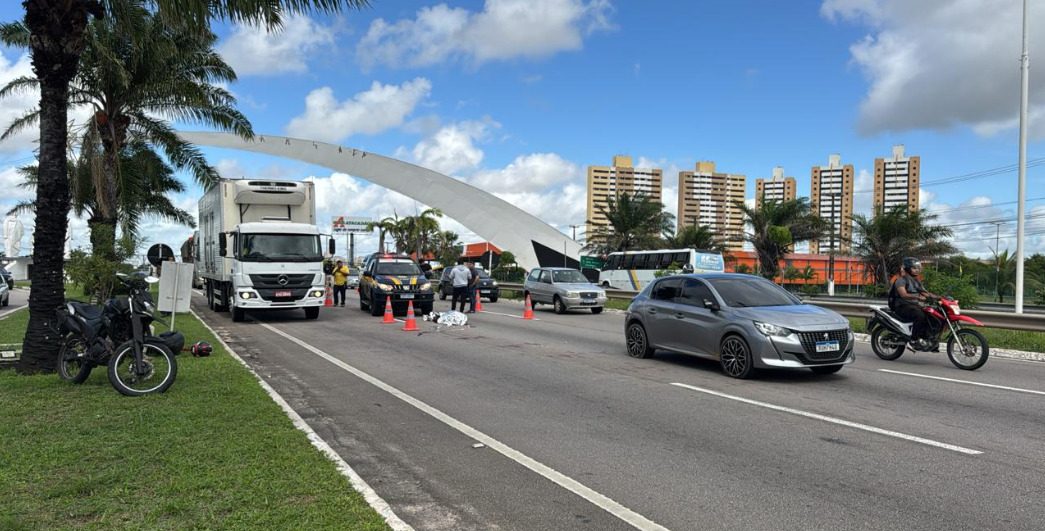 A ocorrência provocou congestionamento no trecho da BR-101 durante parte da manhã.