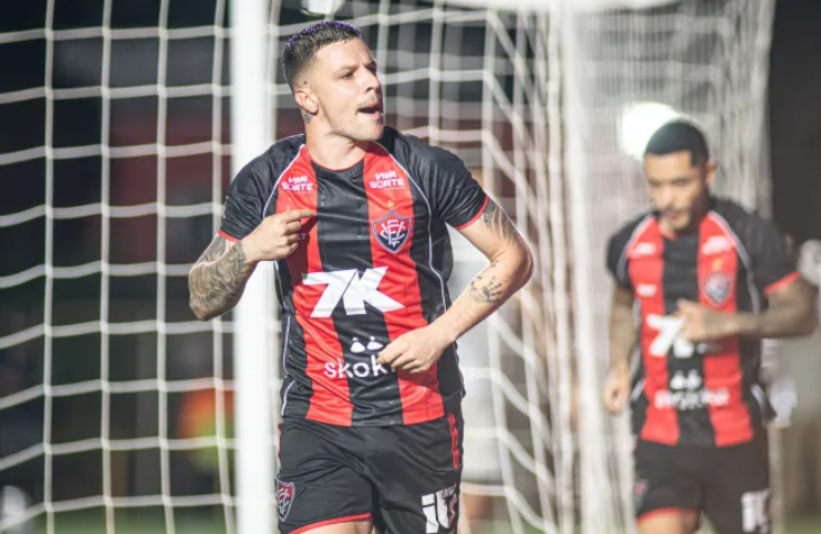 Atacante Renato Kayzer comemora gol do Vitória sobre o Ceará. Foto: Victor Ferreira/EC Vitória