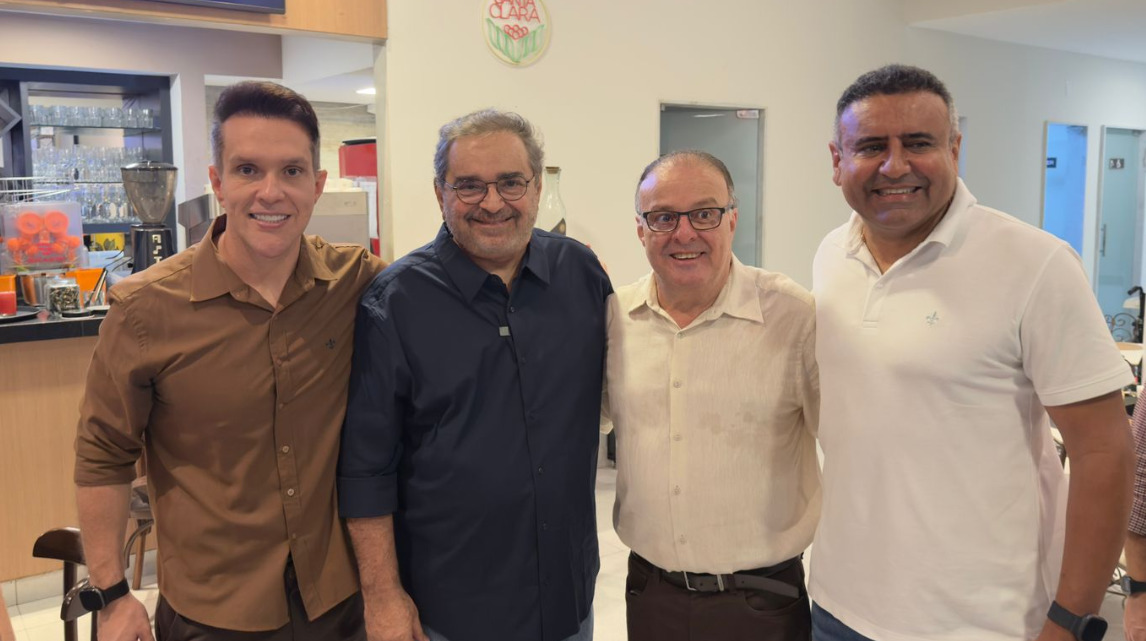 O prefeito de Natal, Paulinho Freire, reuniu na manhã desta sexta-feira (08), em Petrópolis, 17 vereadores e cerca de 30 suplentes da capital em mais um movimento de fortalecimento da pré-campanha do ex-prefeito Álvaro Dias e de Babá para as eleições de 2026.