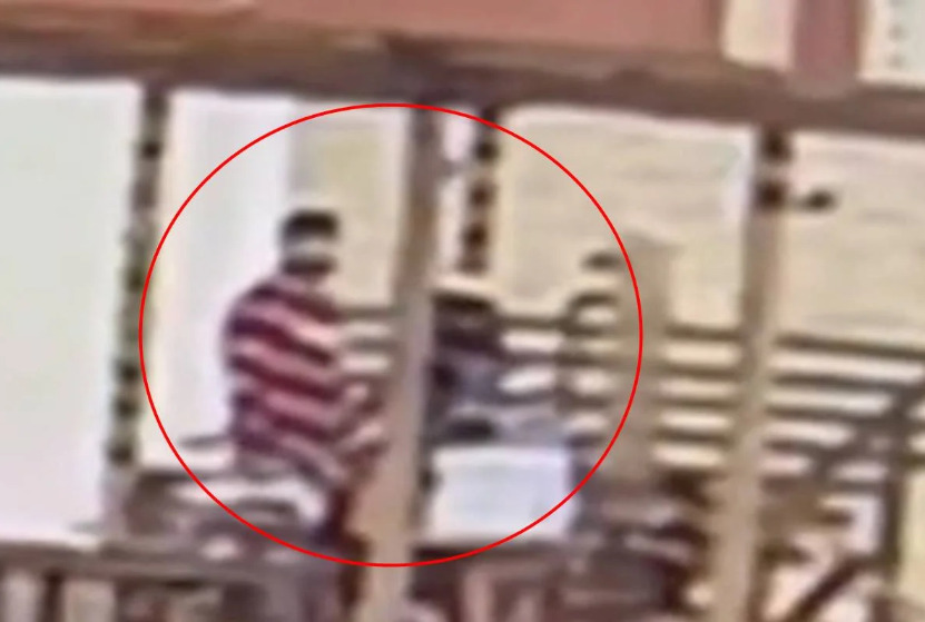 Segundo ela, durante o desentendimento, Igor pegou o celular da vítima e arremessou o aparelho na piscina do residencial.