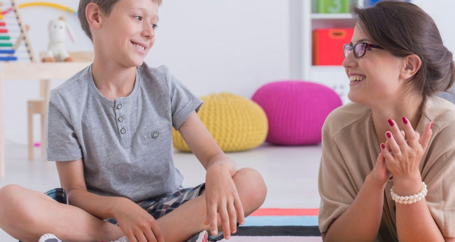 Muitos tratamentos ligados ao TEA trabalham habilidades construídas de forma gradual e progressiva, exigindo constância, rotina e acompanhamento especializado.