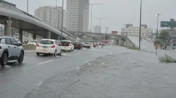 Além das Rocas, as precipitações registradas desde a madrugada provocaram pontos de interdição, lentidão no trânsito e ocorrências em diferentes áreas da cidade.