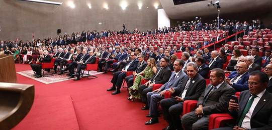 A solenidade contou com a presença do presidente Luiz Inácio Lula da Silva, do vice-presidente Geraldo Alckmin, além dos presidentes da Câmara e do Senado, Hugo Motta e Davi Alcolumbre.