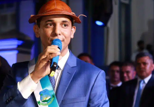 De acordo com os números apresentados, Allyson aparece com 35,5% das intenções de voto. Na sequência surge o ex-prefeito de Natal, Álvaro Dias, que registra 22,9%.